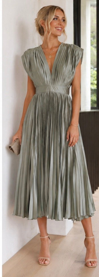 Hattie™ | Timeless Pleated Midi Dress